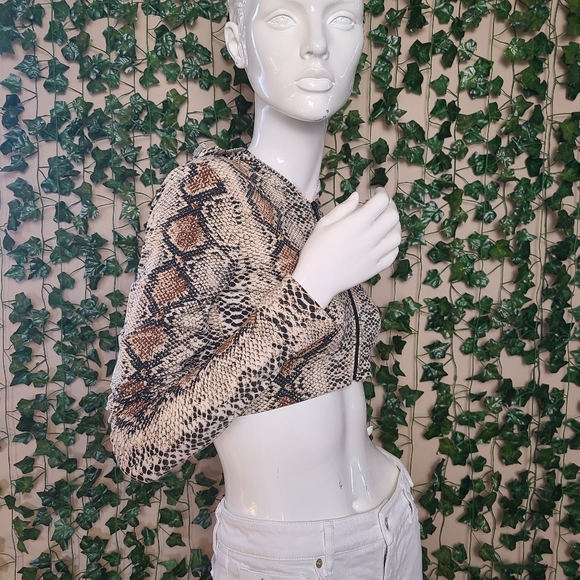 Daisy Women's Snakeskin Design Cropped Long Sleeves Front Zip Top size M - Picture 8 of 14